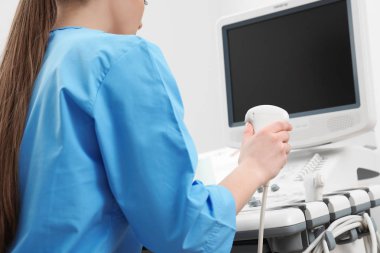 Sonographer klinikte modern ultrason makinesi işletim, çekim
