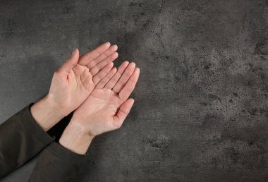 Kadın masada avuç içi gösteren, metin için boşluk ile üst görünüm. Chiromancy ve gaipten haber verme