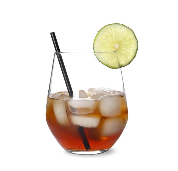 Glas av cocktail med cola, is och skär lime på vit bakgrund — Stockfoto