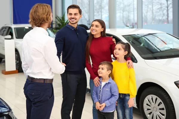 Autókereskedő dolgozó család márkakereskedés — Stock Fotó