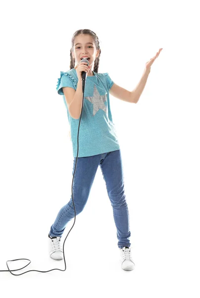 Niedliches Mädchen singt in Mikrofon auf weißem Hintergrund — Stockfoto
