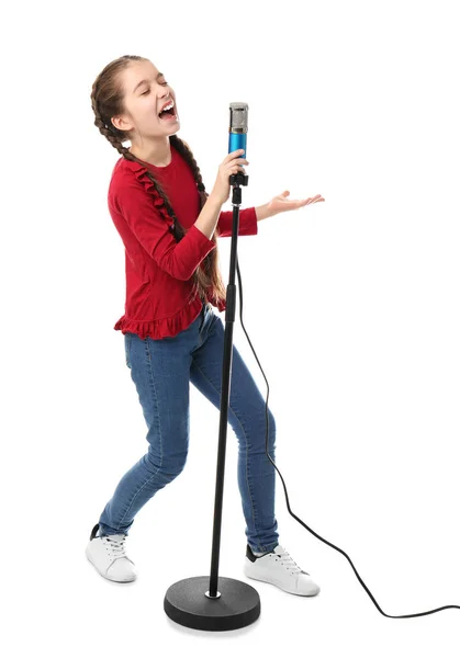 Niedliches Mädchen singt in Mikrofon auf weißem Hintergrund — Stockfoto