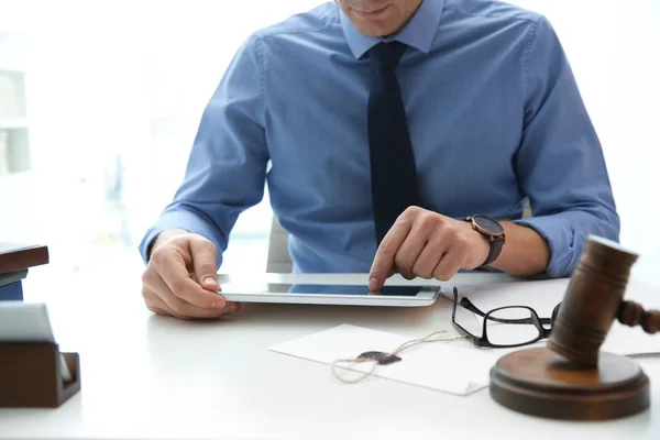 Notaris werken met Tablet PC- en rechter hamer op tafel, close-up. Recht en justitie concept — Stockfoto