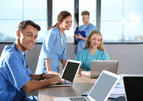 Student medicíny se spolužáky na univerzitě — Stock fotografie