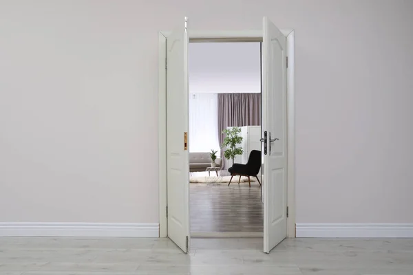 Стильный интерьер комнаты, вид через открытую дверь. Пространство для текста — стоковое фото