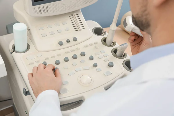 Sonographer klinikte modern ultrason makinesi işletim, çekim — Stok fotoğraf