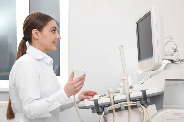 Professionele sonographer met behulp van moderne echografie machine in kliniek — Stockfoto