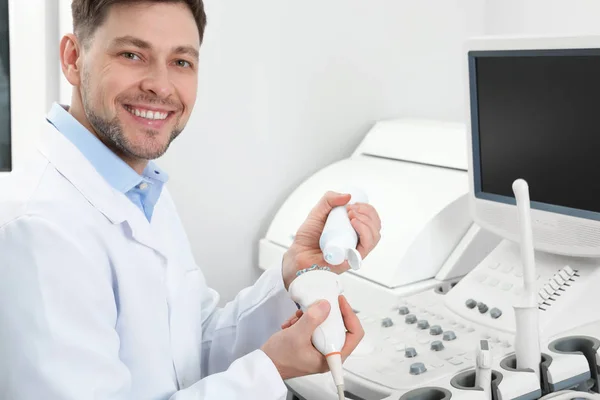 Sonographer die ultrasone machine sonde met gel in de kliniek bedekt — Stockfoto