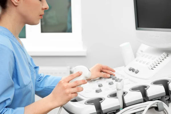 Sonógrafo operando máquina de ultra-som moderno na clínica, close-up — Fotografia de Stock