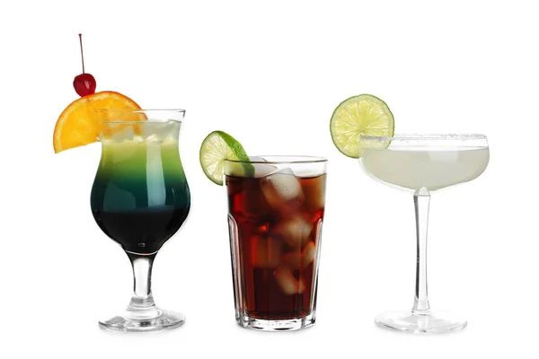 Gläser mit traditionellen alkoholischen Cocktails auf weißem Hintergrund — Stockfoto