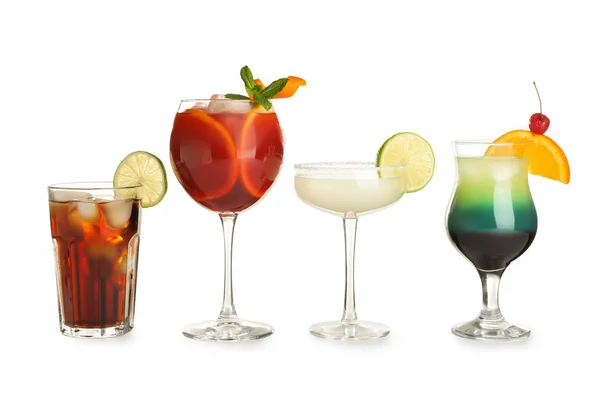 Окуляри традиційних алкогольних коктейлів на білому тлі — стокове фото