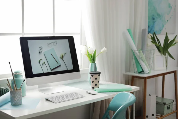 Snygg arbets plats interiör med modern dator på Skriv bordet — Stockfoto