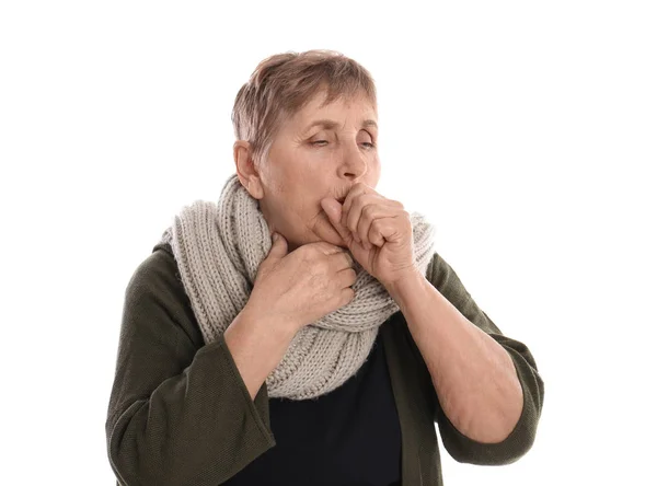 Starší žena trpící kašlem na bílém pozadí — Stock fotografie