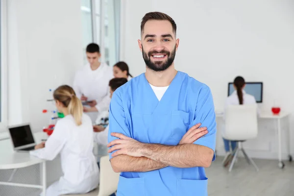 Portret ucznia medycznego w nowoczesnym laboratorium naukowym — Zdjęcie stockowe