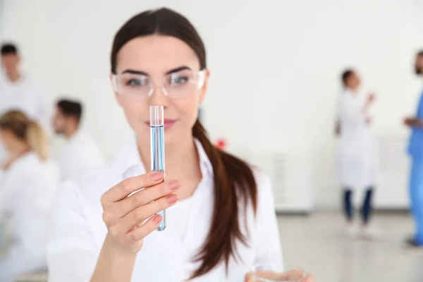 Medisch student met reageerbuis in het laboratorium. Ruimte voor tekst — Stockfoto