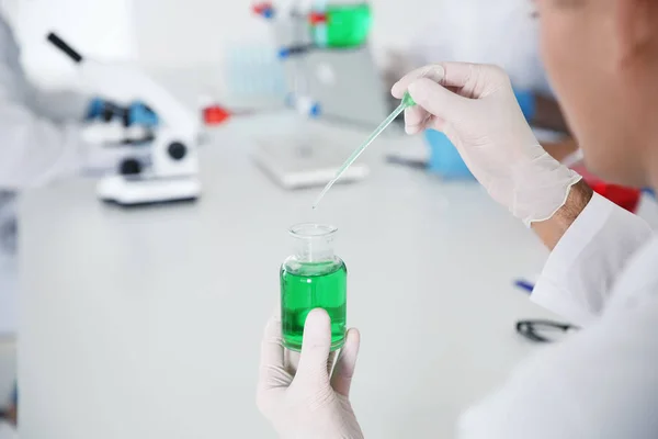 Studente di medicina che lavora nel moderno laboratorio scientifico, primo piano — Foto Stock