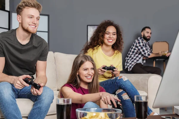 Amigos emocionales jugando videojuegos en casa — Foto de Stock