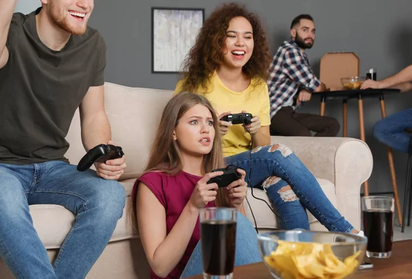 Amigos emocionales jugando videojuegos en casa — Foto de Stock