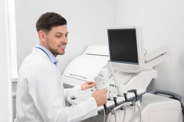 Sonografka provozující moderní Ultrazvukový stroj na klinice — Stock fotografie