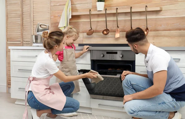 Felice famiglia biscotti di cottura in forno a casa — Foto Stock