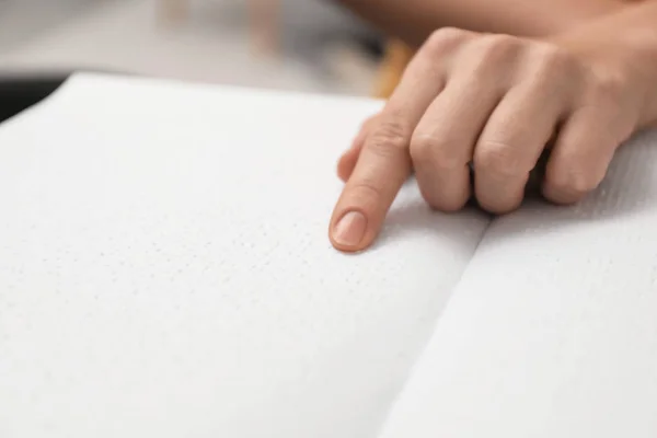 Blinde vrouw lezen boek geschreven in braille, close-up — Stockfoto