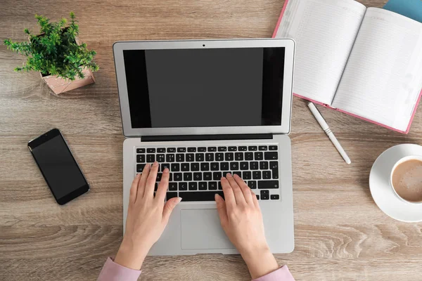 Mujer usando portátil en la mesa, vista superior. Espacio para el diseño — Foto de Stock