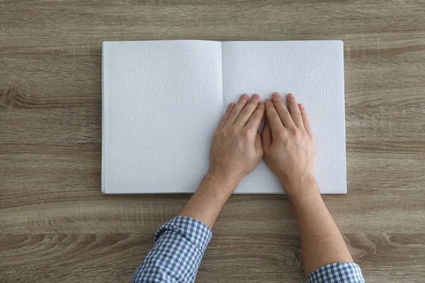 Blind Man leesboek geschreven in braille aan tafel, bovenaanzicht — Stockfoto