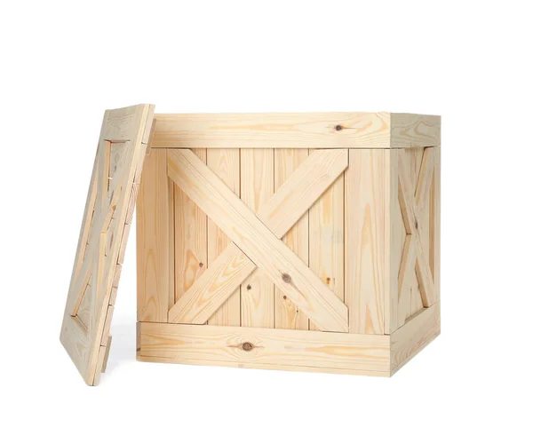 Cassa di legno con coperchio isolato su bianco — Foto Stock