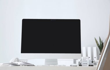Modern bilgisayar üstünde okul sırası ile şık işyeri