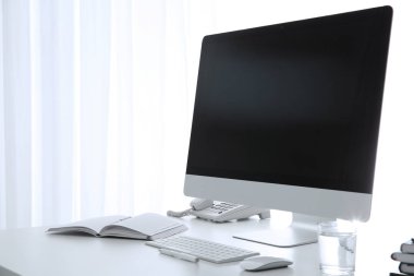 Modern bilgisayar üstünde okul sırası ile şık işyeri