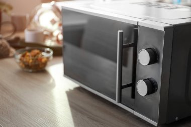 Modern mikrodalga fırın mutfak masasında