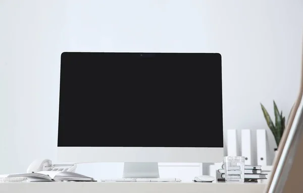 Stilvoller Arbeitsplatz mit modernem Computer auf dem Schreibtisch — Stockfoto