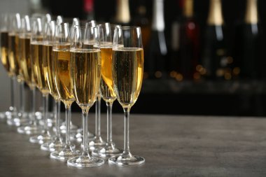 Arka planda bulanık duran şampanya kadehleri. Metin için boşluk