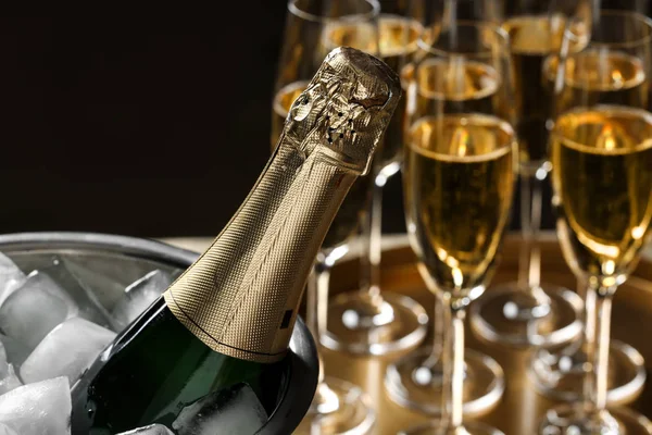 Láhev šampaňského v kbelíku s ledem a sklenicemi na stole, Closeup. Místo pro text — Stock fotografie