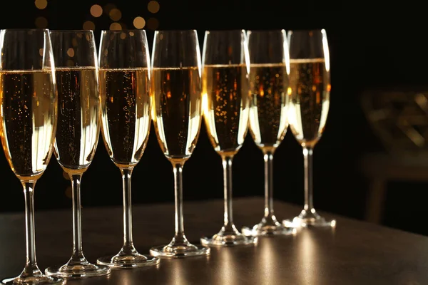 Na stole je spousta skleniček šampaňského. Místo pro text — Stock fotografie