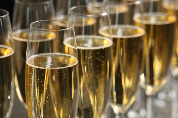 Veel glazen champagne, close-up. Feestelijke drank — Stockfoto
