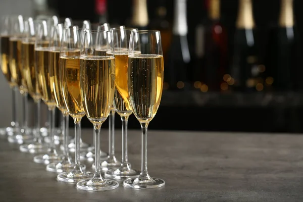 Sklenice šampaňského na stole na rozmazaném pozadí. Mezera pro text — Stock fotografie