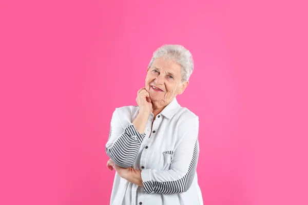 Porträt der Großmutter in stilvoller Kleidung auf farbigem Hintergrund — Stockfoto