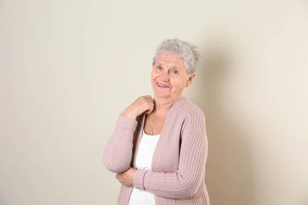 Büyükanne açık renkli şık giysiler içinde portresi — Stok fotoğraf