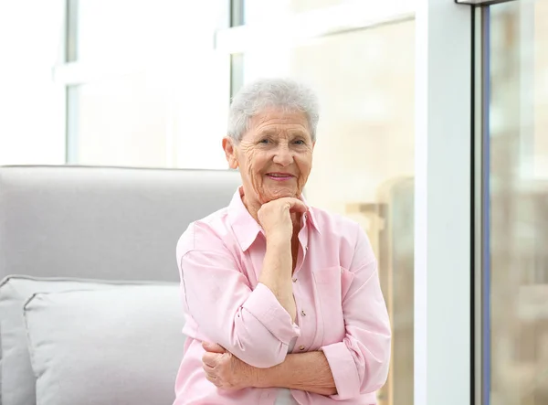 Retrato de la hermosa abuela en el salón —  Fotos de Stock