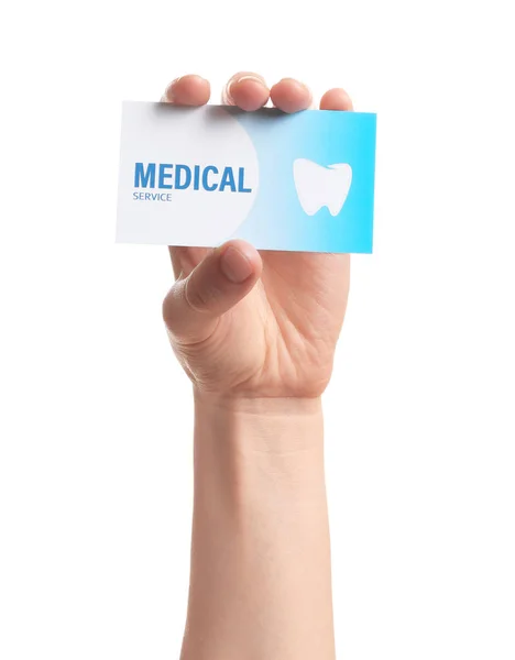 Γυναίκα που κρατάει επαγγελματική κάρτα απομονωμένη σε λευκό, κοντινό πλάνο. Οδοντιατρική υπηρεσία — Φωτογραφία Αρχείου