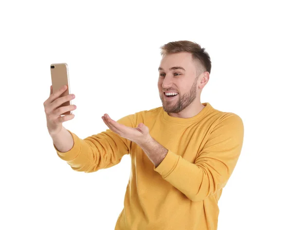 Jovem usando bate-papo por vídeo no smartphone contra fundo branco — Fotografia de Stock