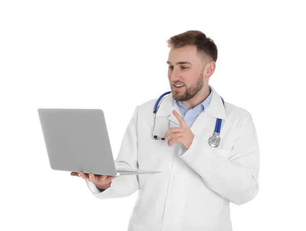 Médico masculino usando chat de vídeo no laptop contra fundo branco — Fotografia de Stock