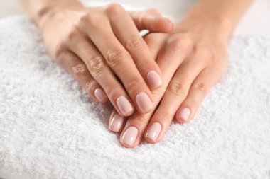 Havlu üzerinde güzel kadın elleri closeup görünümü. Spa tedavisi