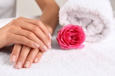 Güzel kadın elleri yakından görünümü ve havlu, metin için alan üzerinde yükseldi. Spa tedavisi