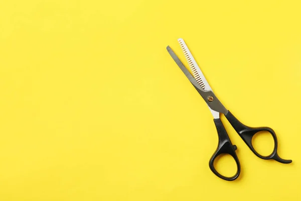 Tijeras de adelgazamiento y espacio para texto sobre fondo de color, vista superior. Herramienta de peluquería — Foto de Stock