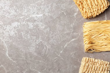 Renk arka plan üzerinde farklı hızlı pişirme erişte ile Düz yatıyordu kompozisyon. Metin için alan