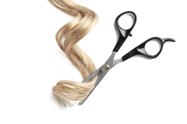 Brin de cheveux blonds bouclés et ciseaux amincissants sur fond blanc, vue de dessus. Service de coiffure — Photo