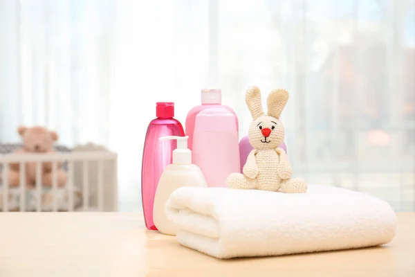 유아용 화장품, 장난감, 수건 등을 실내 테이블위에 올려놓습니다. 텍스트를 위한 공간 — 스톡 사진