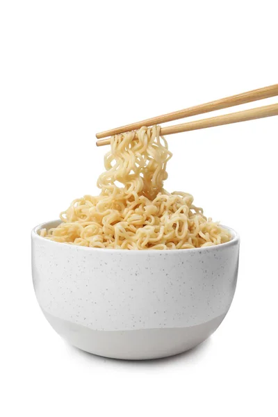 Chopsticks com macarrão instantâneo saboroso sobre tigela isolada em branco — Fotografia de Stock